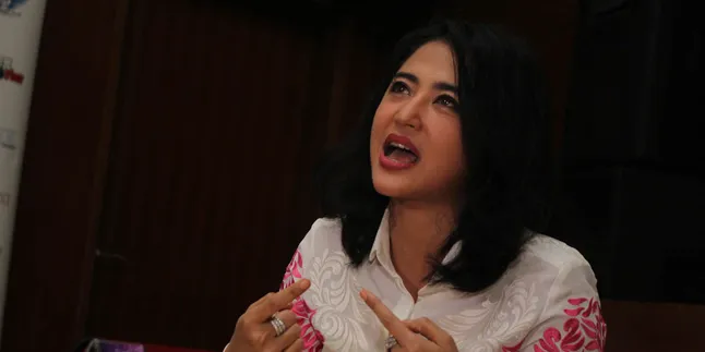 Meski Sakit, Dewi Perssik Tetap Manggung