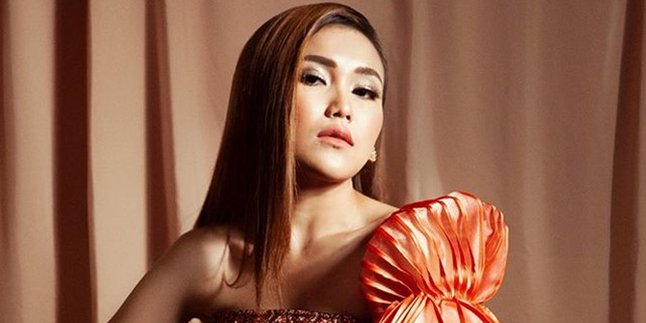 Although Often Appearing Glamorous, Ayu Ting Ting Actually Prefers to Wear Flip Flops!