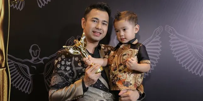 Meski Sibuk, Raffi Ahmad Sempatkan Salat Jumat Bareng Rafathar Meski Sibuk, Raffi Ahmad Sempatkan Salat Jumat Bareng Rafathar