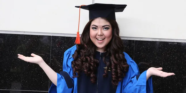 Meski Sibuk, Tina Toonita Sukses Lulus S1 Dalam 3,5 Tahun Meski Sibuk, Tina Toonita Sukses Lulus S1 Dalam 3,5 Tahun