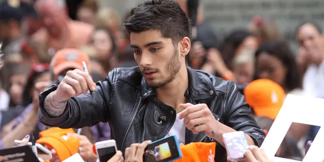 Meski Sibuk, Zayn Malik Terbang ke Irlandia Demi Perrie Edwards Meski Sibuk, Zayn Malik Terbang ke Irlandia Demi Perrie Edwards