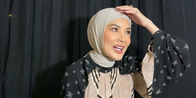 Even though she has already worn a hijab, Nindy Ayunda admits that she is still often tempted to wear revealing clothes.
