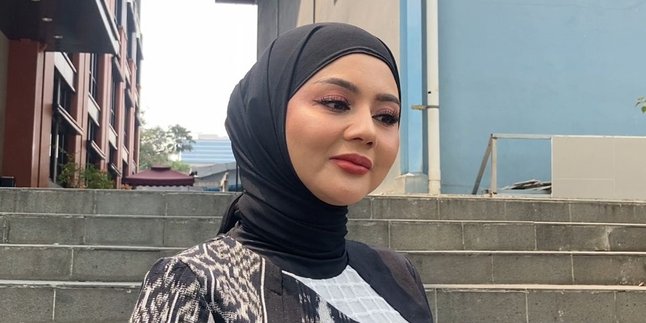 Despite being confident in wearing the hijab, Jenita Janet admitted to feeling insecure because of this