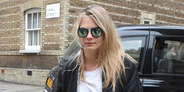 Mesra, Cara Delevingne Gandeng Kate Moss Layaknya Kekasih Mesra, Cara Delevingne Gandeng Kate Moss Layaknya Kekasih