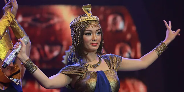 Mesra Dengan Model, Zaskia Gotik Merasa 'Kaku' Mesra Dengan Model, Zaskia Gotik Merasa 'Kaku'