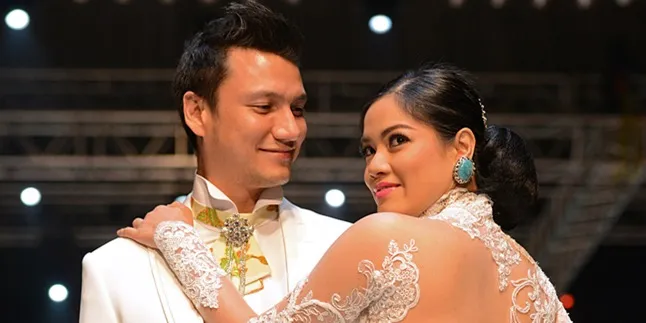 Mesra, Kecupan Christian Sugiono Untuk Titi Kamal di Bawah Sakura