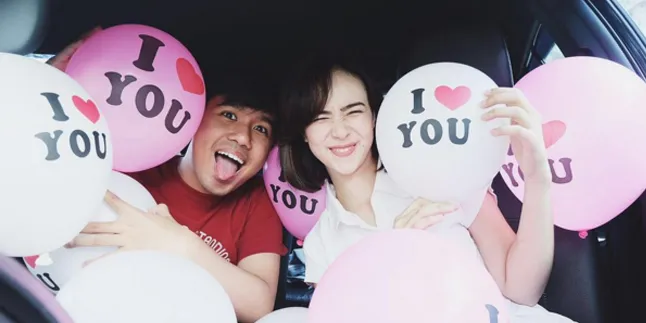 Mesra Manja, Serunya Pacaran Ala Joshua & Pamela Bowie
