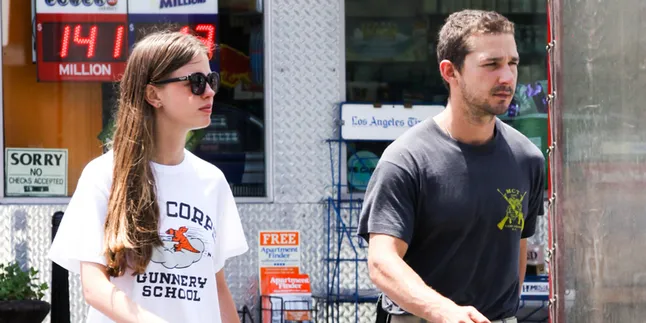 Mesra! Shia LaBeouf - Mia Goth Tertangkap Ciuman di Depan Umum Mesra! Shia LaBeouf - Mia Goth Tertangkap Ciuman di Depan Umum