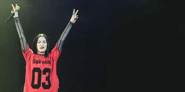 Mesra! Tinggal Pacar ke New York, Jessie J Hadiahi Ciuman Cinta