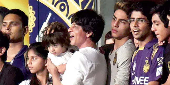 Mewarnai Bareng AbRam dan Suhana, Body Aryan Bikin Gagal Fokus