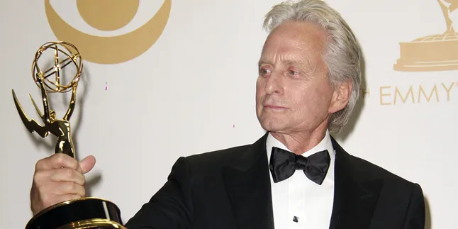 Michael Douglas - Catherine Zeta Jones Batalkan Perceraian Michael Douglas - Catherine Zeta Jones Batalkan Perceraian
