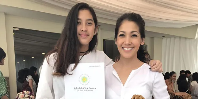 Mieke Amalia Terharu Anaknya Lulus SMP, Sudah Semakin Dewasa Mieke Amalia Terharu Anaknya Lulus SMP, Sudah Semakin Dewasa