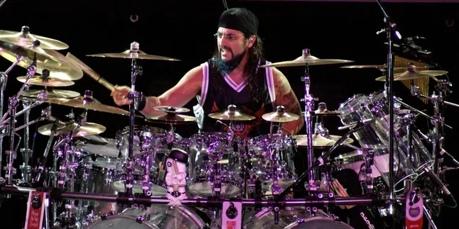 Mike Portnoy Dkk Tampilkan Sihir Musik di Rock Fest 2012