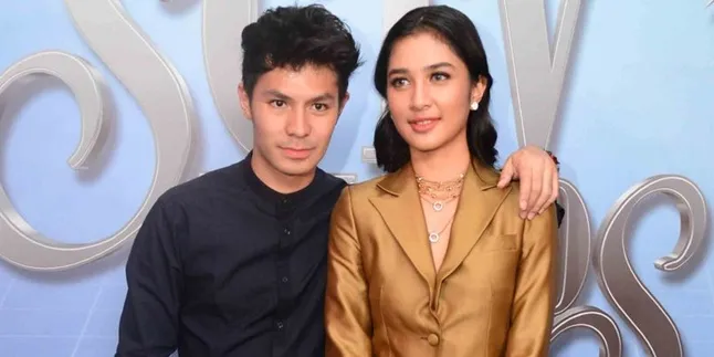 Mikha Tambayong dan Fero Walandouw Masih Kerja Saat Natal Mikha Tambayong dan Fero Walandouw Masih Kerja Saat Natal