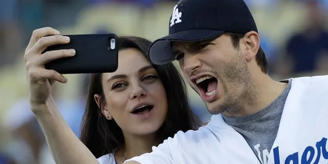 Mila Kunis & Ashton Kutcher Tak Akan Beri Kado Natal Untuk Anaknya Mila Kunis & Ashton Kutcher Tak Akan Beri Kado Natal Untuk Anaknya