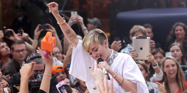 Miley Cyrus Alami Depresi Selama Bangerz Tour?