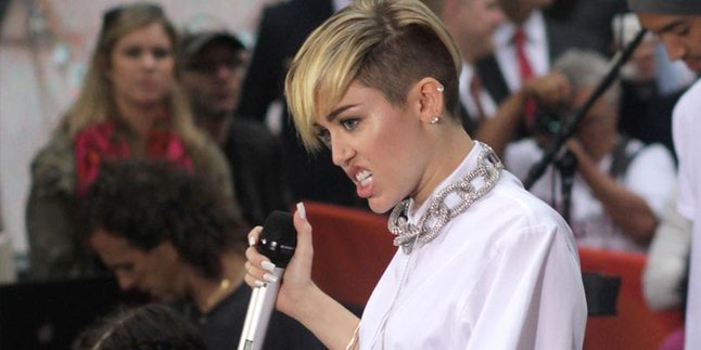 Miley Cyrus: Apa Aku Harus Mencium Sinead O Connor?