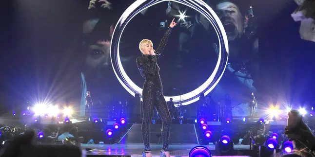 Miley Cyrus Bantah Aksi di Klub G.A.Y Untuk Liam Hemsworth