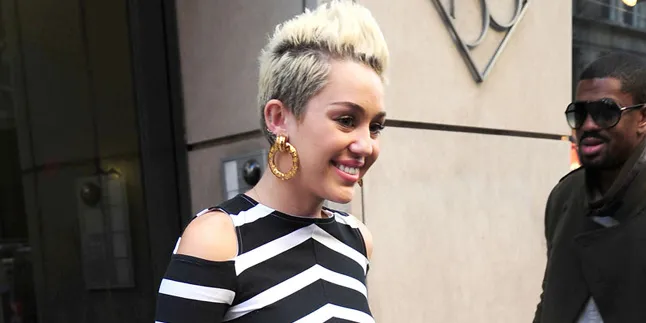 Miley Cyrus 'Buang' Baju-Baju Liam Hemsworth ke Tukang Loak!