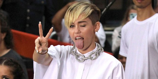 Miley Cyrus Dengan Gaya Psychedelic, Pantas Gak Sih?