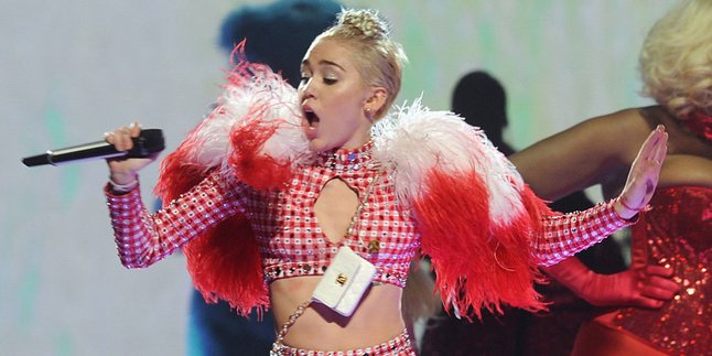 Miley Cyrus Hibur Para Peminum di Tempat Karaoke