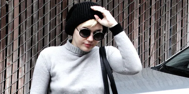 Miley Cyrus Kenakan Kostum Michael Jordan di Klip Baru