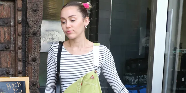Miley Cyrus Lepas Cincin Tunangannya Dengan Liam Hemsworth