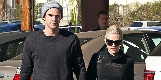 Miley Cyrus - Liam Hemsworth Putuskan Tunda Pernikahan