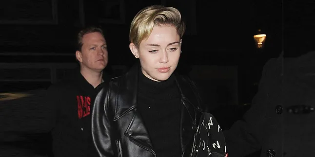 Miley Cyrus Masih Tak Mampu Berpaling Dari Floyd