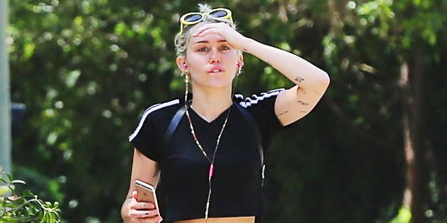 Miley Cyrus Menangis Pilu Saat Menyanyi Untuk Seekor Ikan Mati