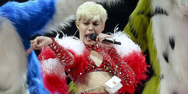 Miley Cyrus Nyaris Tanpa Busana, Penonton Masih Suka?