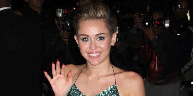 Miley Cyrus Pakai Jersey Man United, Apa Kata Dunia?