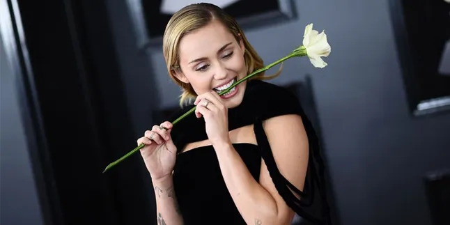 Miley Cyrus Pamer Foto Perbandingan Dulu & Kini, Nggemesin Banget!