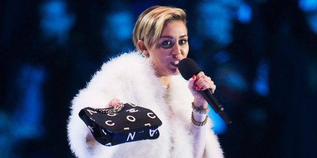 Miley Cyrus Sarankan Ayahnya Untuk Lebih 'Liar'!