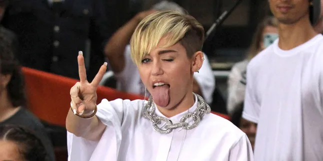 Miley Cyrus Ternyata Bukan Biseksual, Tapi ...