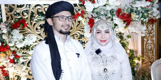 Asking for Permission and Blessings Before the Wedding Day, Roro Fitria's Parents' Role Is Replaced by Her Aunt