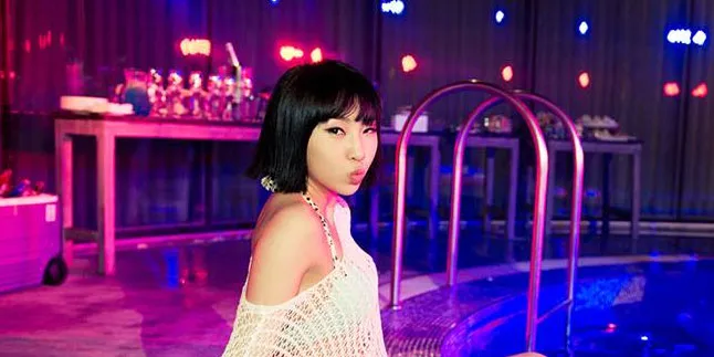 Minzy 2NE1 Tampil Chic di Taman Air
