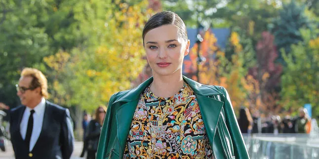 Miranda Kerr Berdandan Ala Marilyn Monroe, Cantik Tak Tertandingi