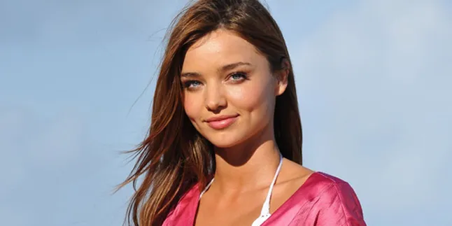 Miranda Kerr Sebar Foto Seksi di Hari Natal