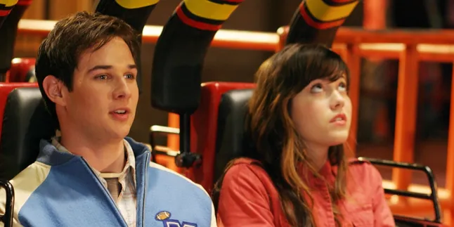 Mirip 'FINAL DESTINATION', 20 Orang Terjebak di Roller Coaster