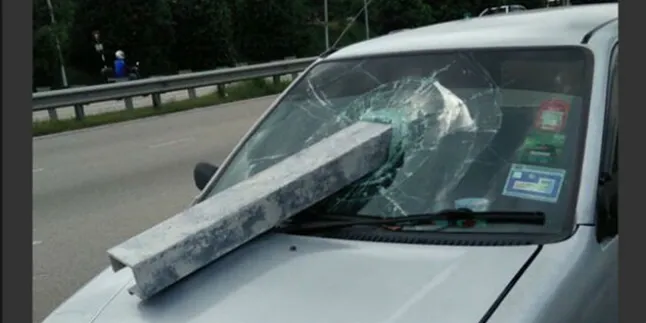 Mirip FINAL DESTINATION, Balok Besi Hampir Bunuh Wanita Ini