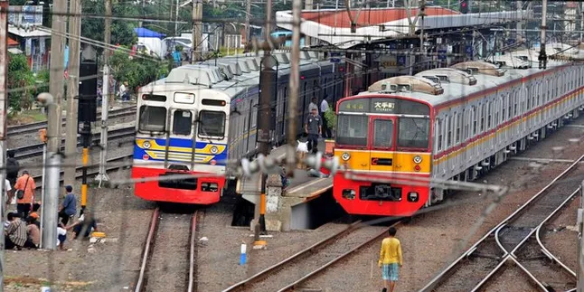 Miris! Gelantungan di KRL, Kelakuan Cowok-Cowok Ini Nggak Banget
