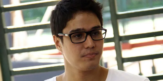 Mischa Chandrawinata Jadikan Cadel Sebagai Ciri Khas