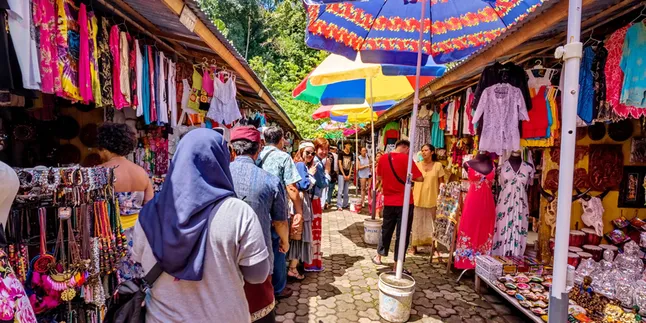 Misi Mulia Kemenpar di Weekend Market Crossborder untuk Masyarakat Perbatasan