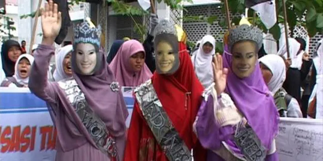 Berjilbab dan Mahkota Kertas, Miss Wold dan Miss Indonesia Ala HTI