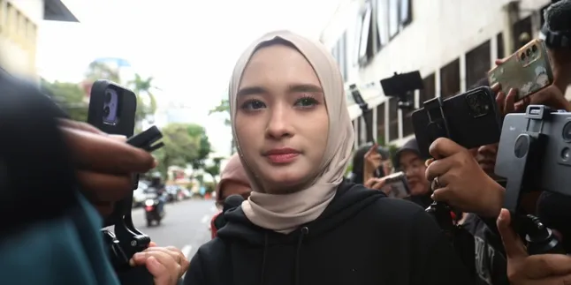 The Mystery of Inara Rusli's Unofficial Marriage, Without Witnesses and No Documentation