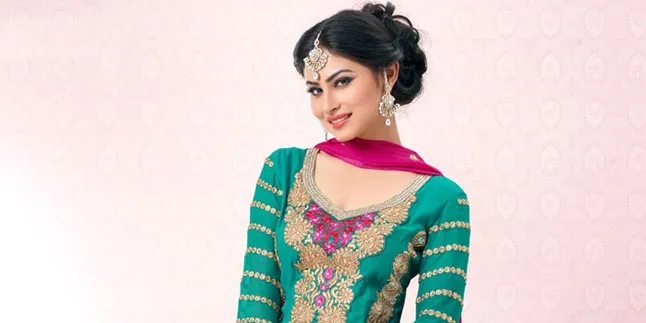 Bikin Penasaran, Kala Tangan Mouni Roy Dipegang Seorang Pria Bikin Penasaran, Kala Tangan Mouni Roy Dipegang Seorang Pria