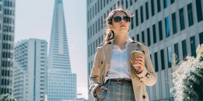 Mix and Match Outfit Kantor ala Karakter Drakor yang Lagi Booming