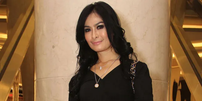 Mobil Iis Dahlia Ditabrak Oknum Supporter Sepak Bola!