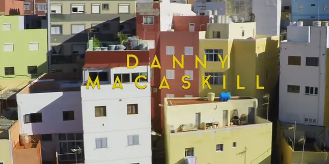 Modal Sepeda, Pria Ini Benar-Benar Tak Kenal Takut!